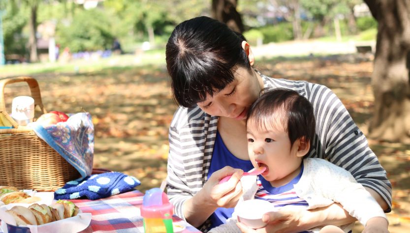 子どもの世話をする保育士